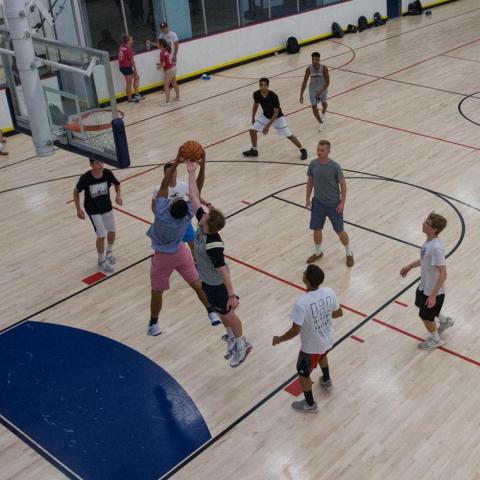 Students playing basketball at campus rec